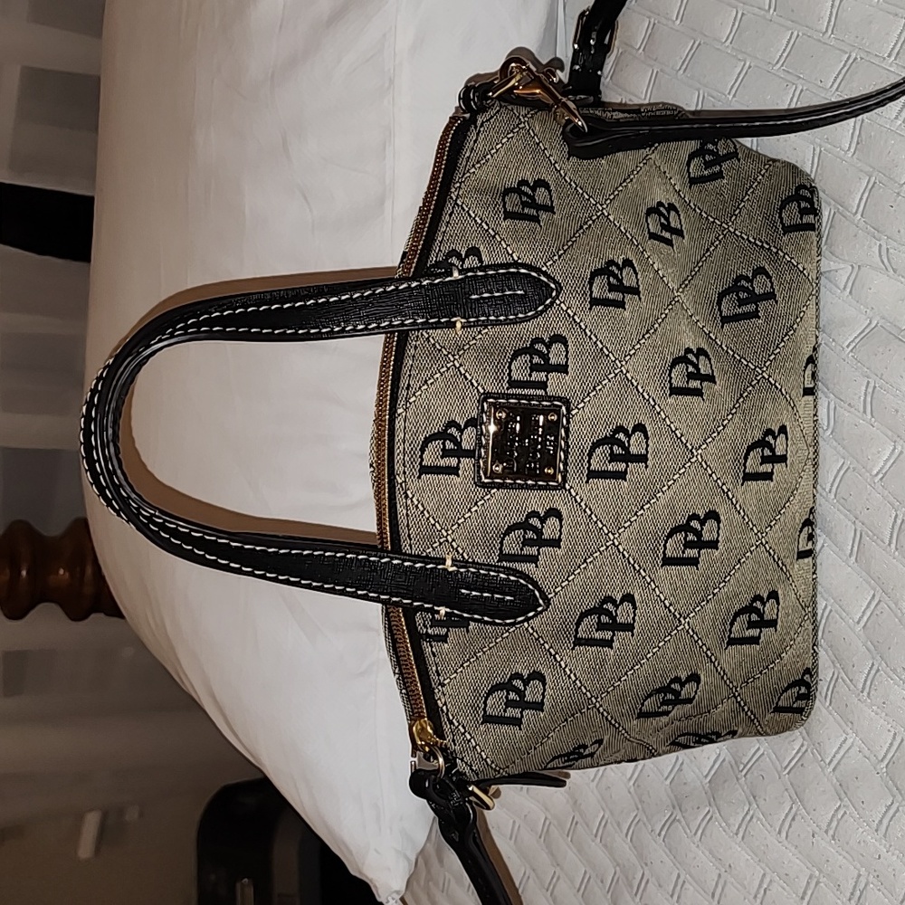 Dooney and Bourke small cross-body purse. EUC.